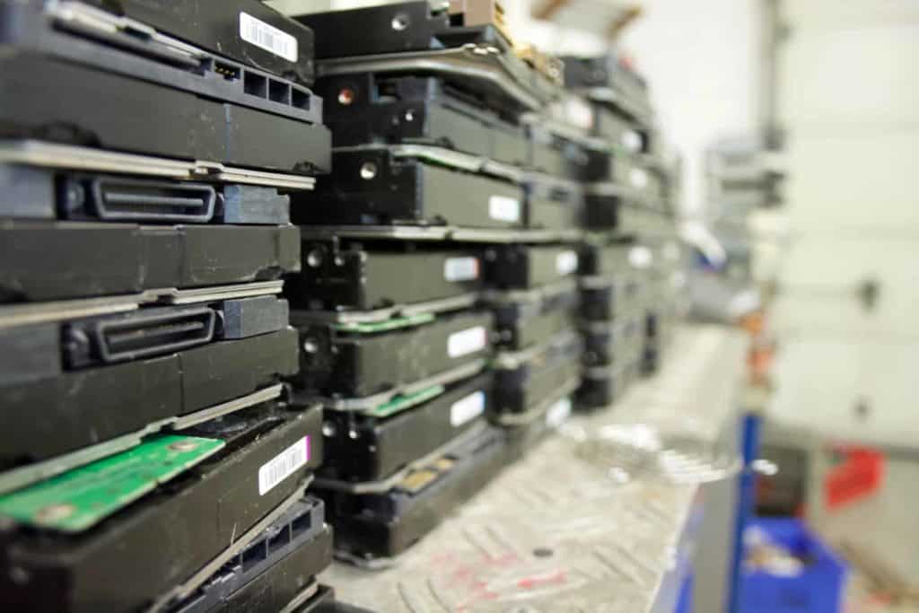 Gestapelte Festplatten im Sicherheitsraum. Die Datenträger werden für eine Datenträgervernichtung Aufbereitet.
